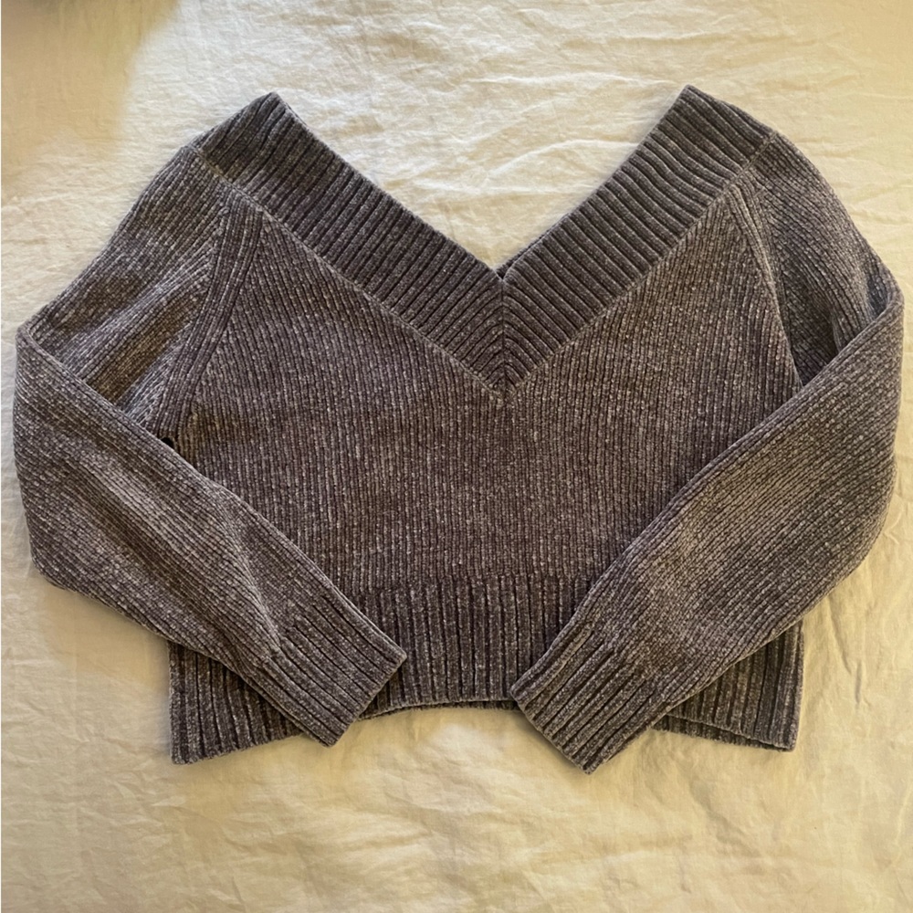 Grey H&M v neck sweater size: L